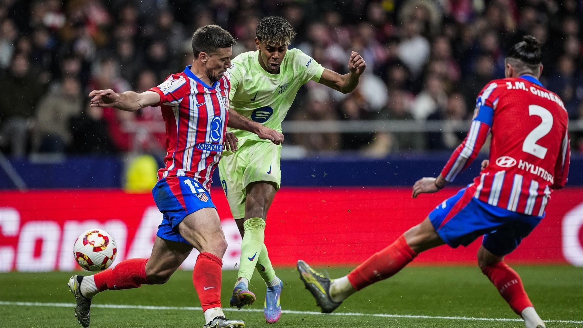 Clément Lenglet y José María Giménez defendiendo a Lamine Yamal hace dos temporadas