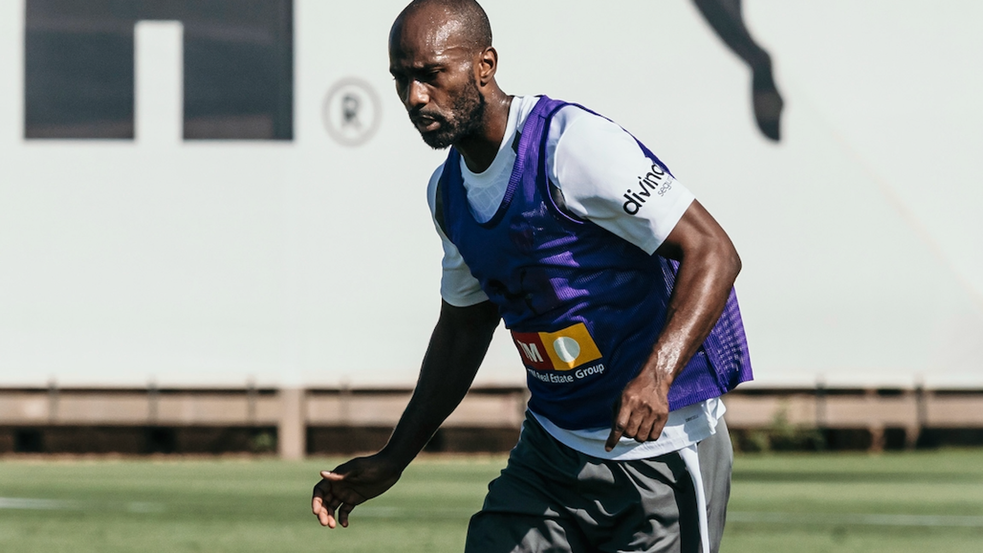 Dimitri Foulquier se entrena con el Valencia CF