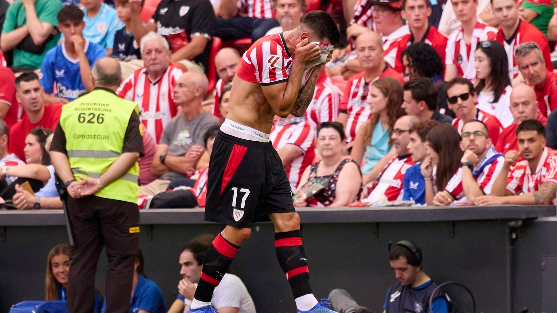 El desconsuelo de Yuri Berchiche tras la expulsión ante el Sevilla El desconsuelo de Yuri Berchiche tras la expulsión ante el Sevilla