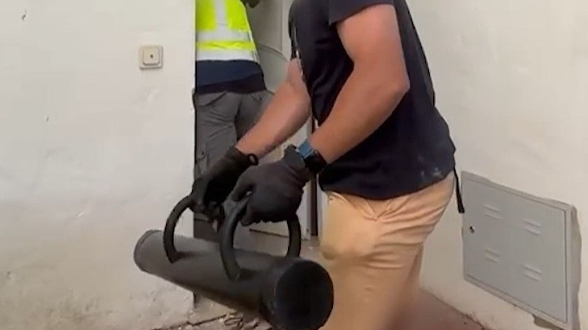 Entran a robar a su piso y uno de los ladrones intenta besarla: una joven es agredida en su habitación en Málaga Entran a robar a su piso y uno de los ladrones intenta besarla: una joven es agredida en su habitación en Málaga