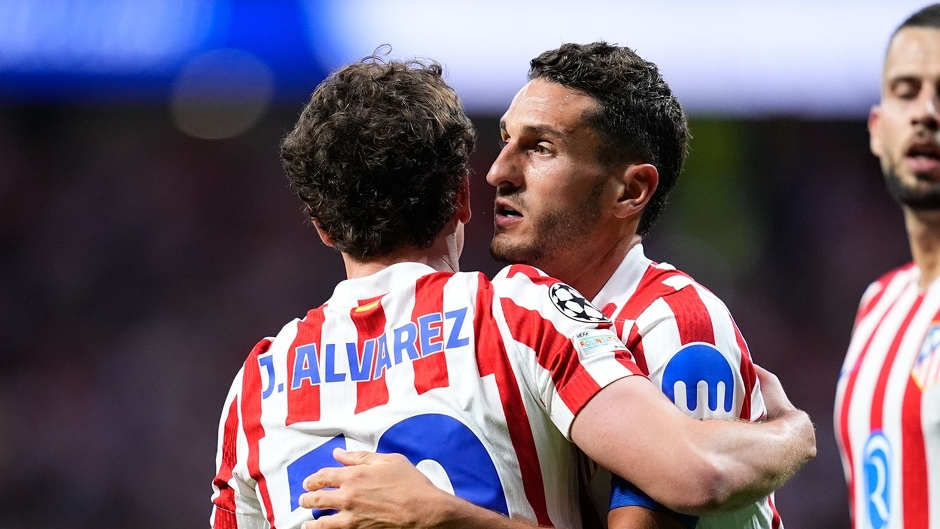 Julián Álvarez abraza a Koke en un partido del Atlético de Madrid Julián Álvarez abraza a Koke en un partido del Atlético de Madrid