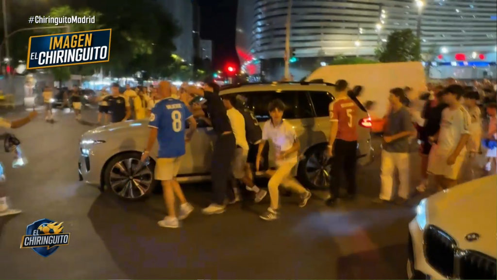 La afición del Real Madrid rodea el coche de Mourinho