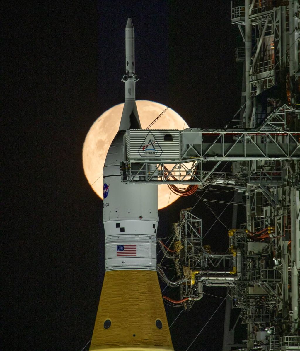 La Luna sale por detrás del cohete SLS (Sistema de Lanzamiento Espacial) de la misión Artemis II de la NASA y de la nave espacial Orión