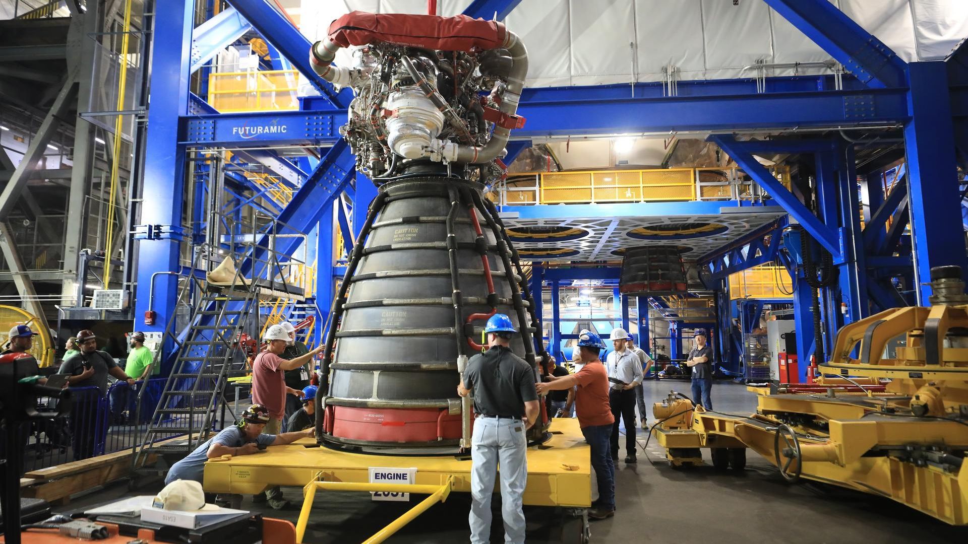 Los técnicos se preparan para trasladar el cohete RS-25 n.º 2 del SLS (Sistema de Lanzamiento Espacial)