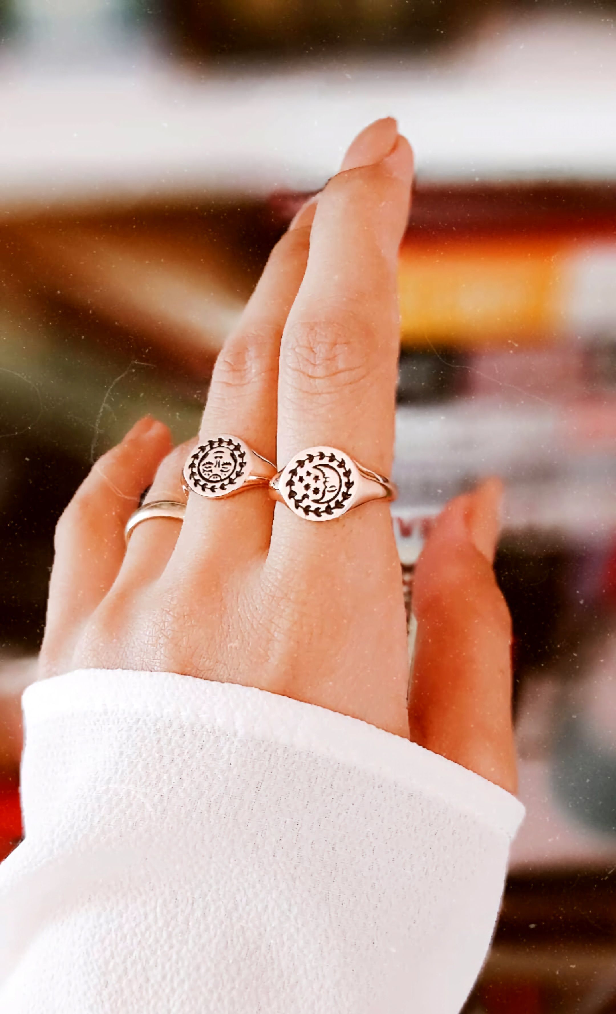 Mano que muestra un anillo con la Luna y las estrellas