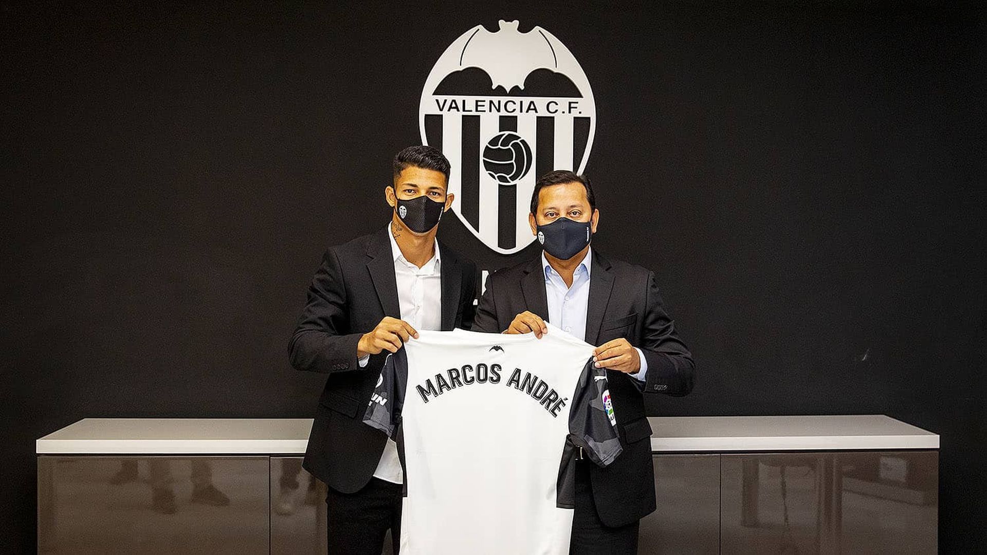 Marcos André posa con Anil Murthy