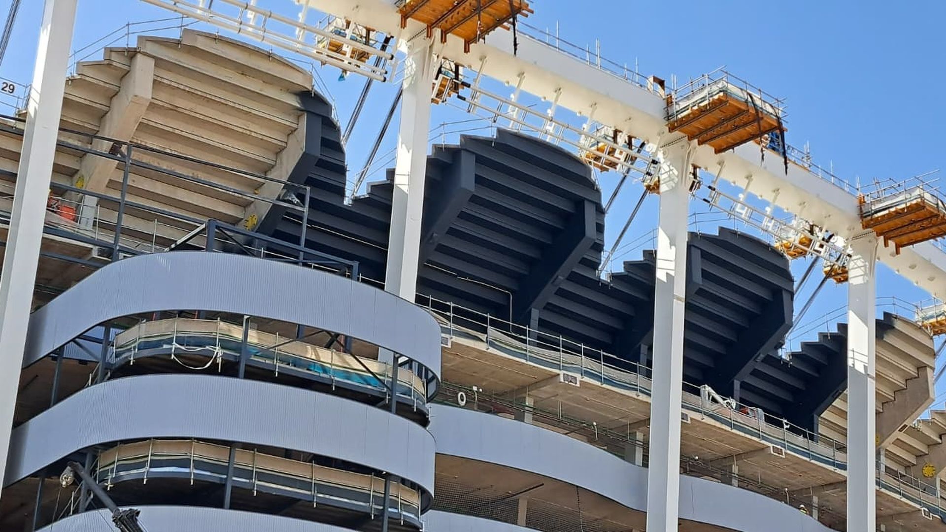 Pétalos negros del Nou Mestalla e inicio tensado de cables