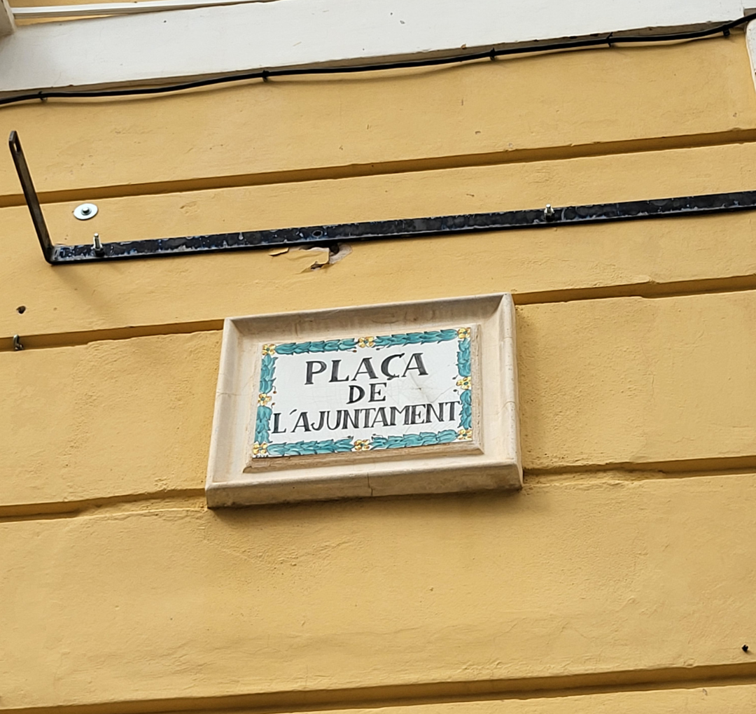 Placa en la Plaza del Ayuntamiento con alguna visible grieta