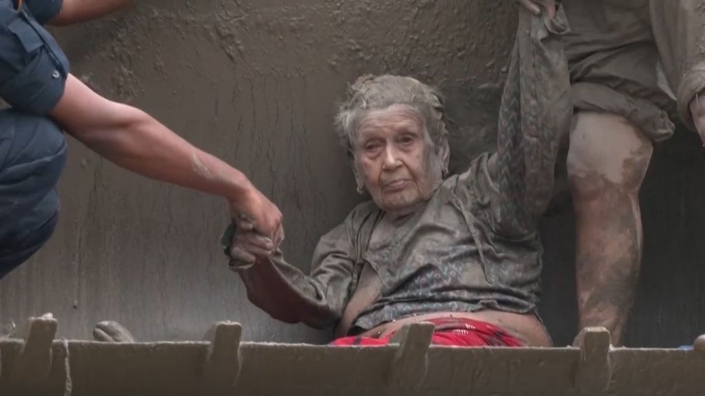 Los equipos de rescate en Nepal rescatan a una mujer en 'shock', atrapada entre el lodo