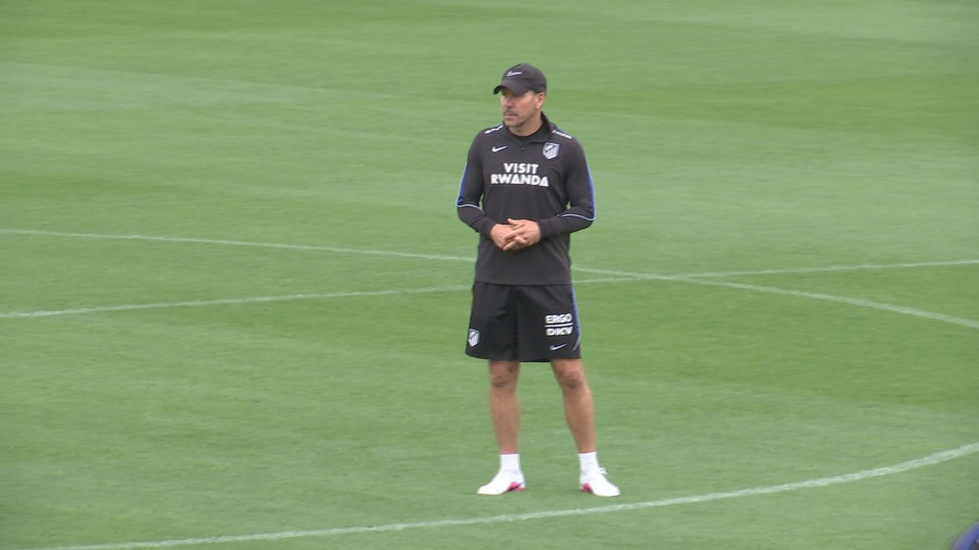 Simeone, durante el entrenamiento del Atlético de Madrid sin Julián Álvarez