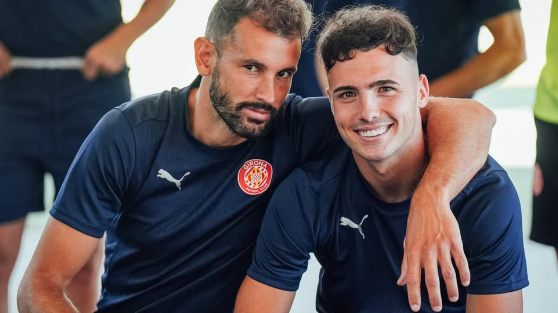 Stuani abraza a Arnau Martínez