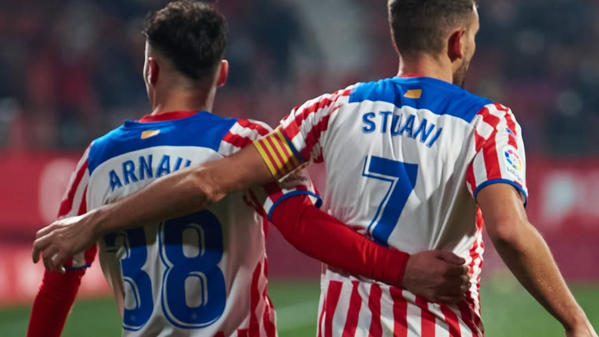 Stuani se despide de Arnau Martínez Stuani se despide de Arnau Martínez