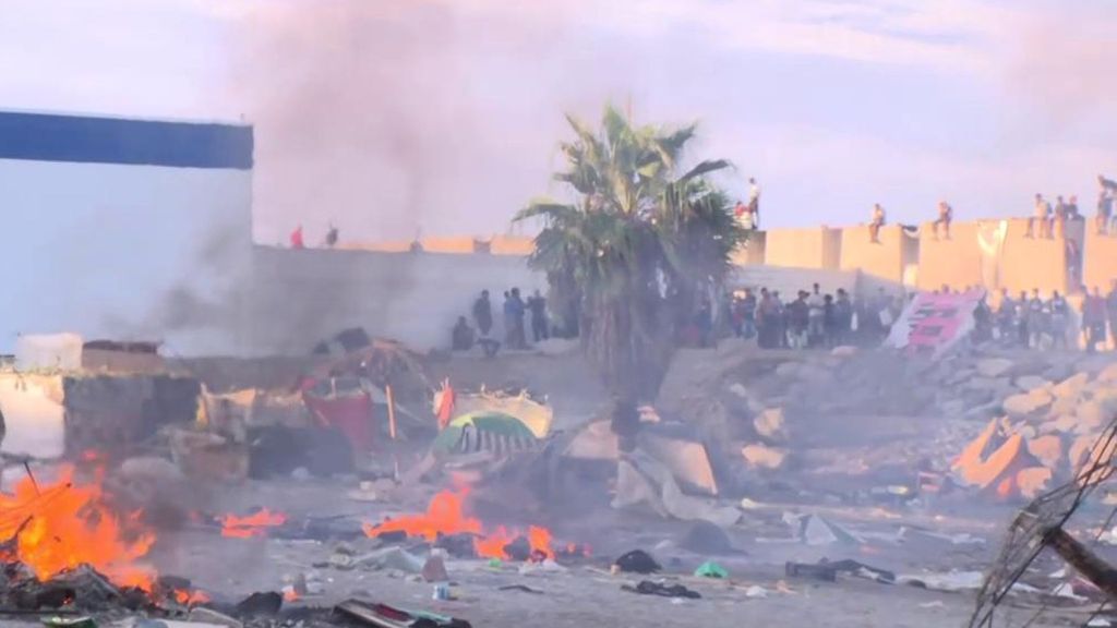 La Policía carga contra manifestantes en Ceuta tras la quema de asentamientos de migrantes y el bloqueo de ayuda humanitaria