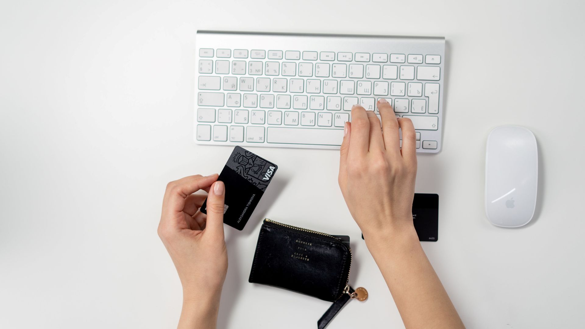 Una muejer compra productos o servicios a través de Internet Una muejer compra productos o servicios a través de Internet