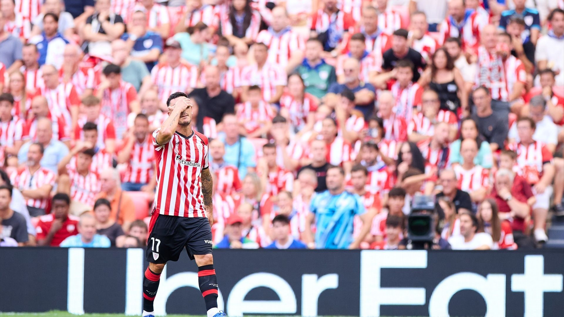 Yuri Berchiche se lamenta ante el Sevilla FC Yuri Berchiche se lamenta ante el Sevilla FC