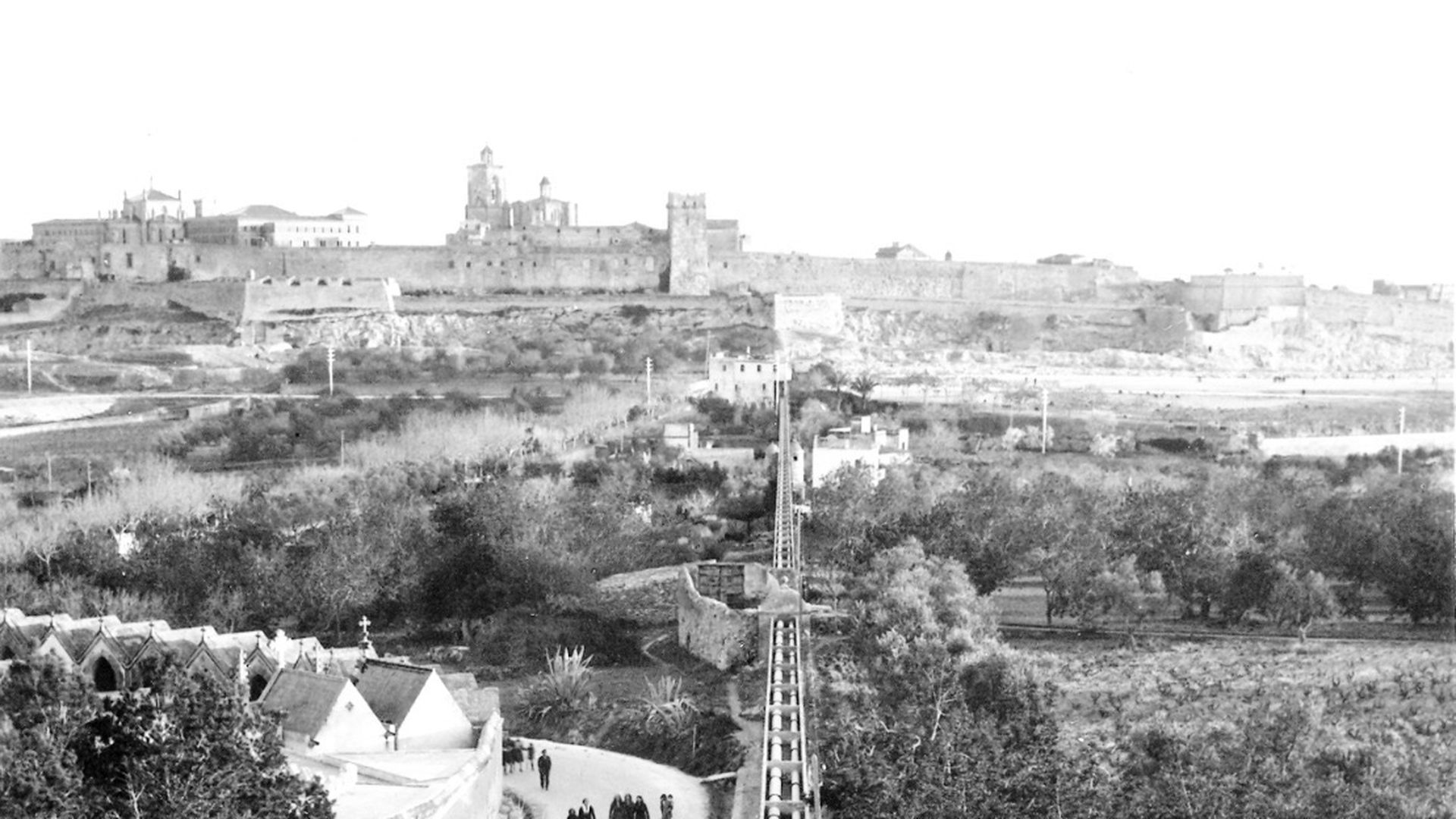 Acueducto del siglo XVIII, fotografía de los años 30 Acueducto del siglo XVIII, fotografía de los años 30