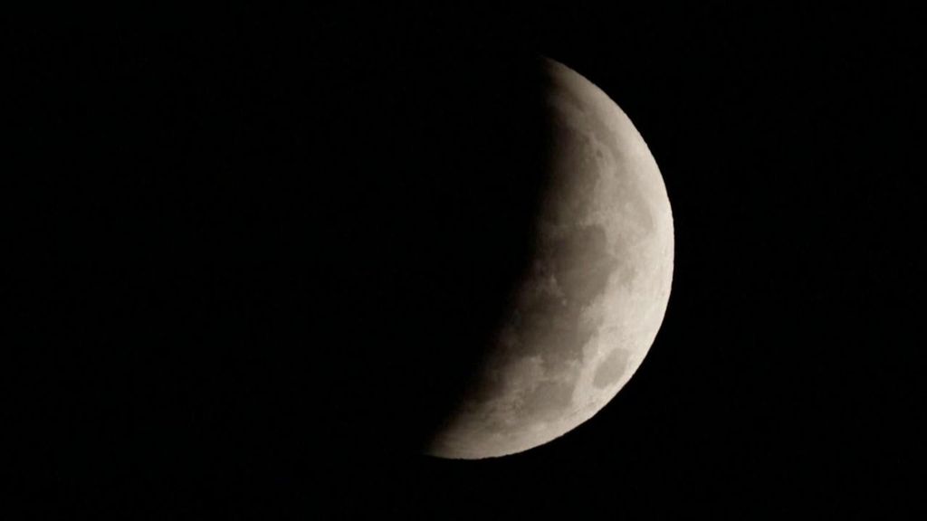 Así se ha visto esta madrugada el eclipse parcial de Luna