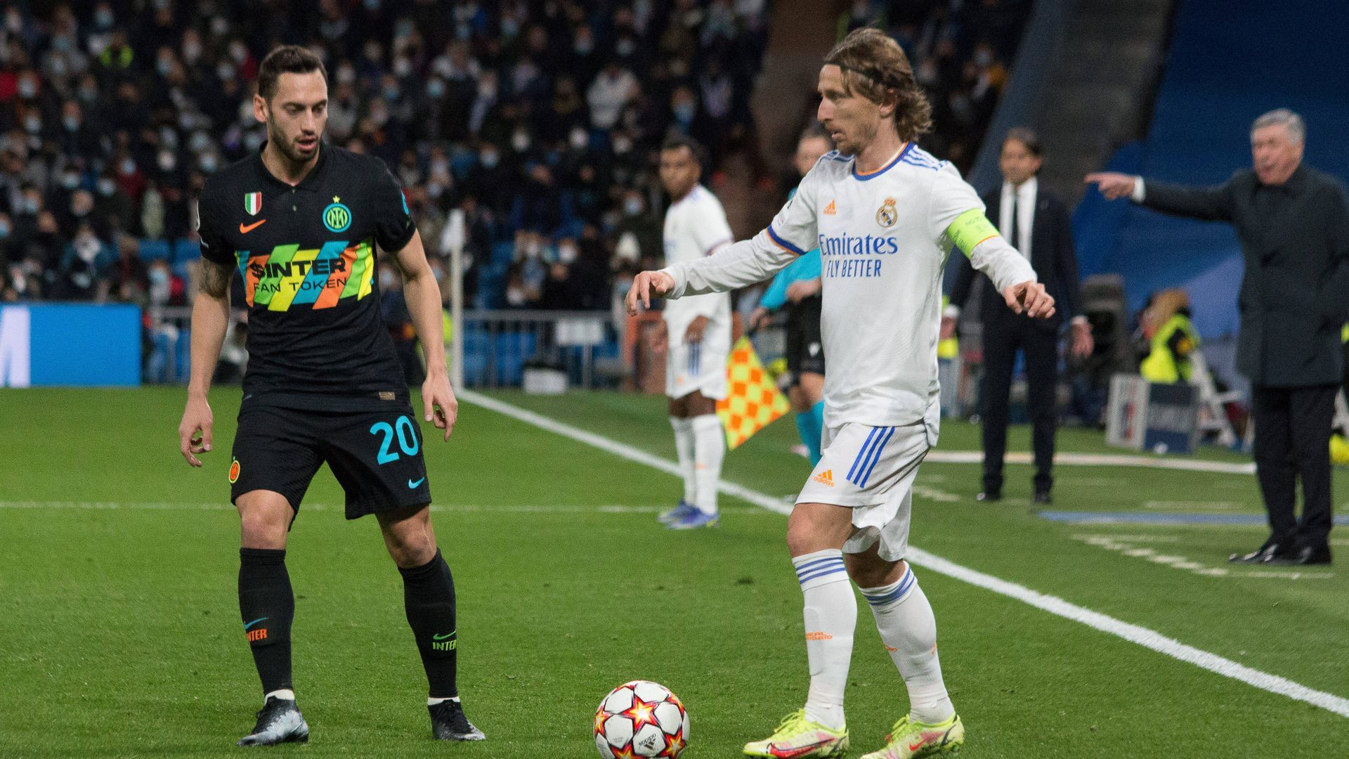 Calhanoglu y Luka Modric, en el último Real Madrid-Inter