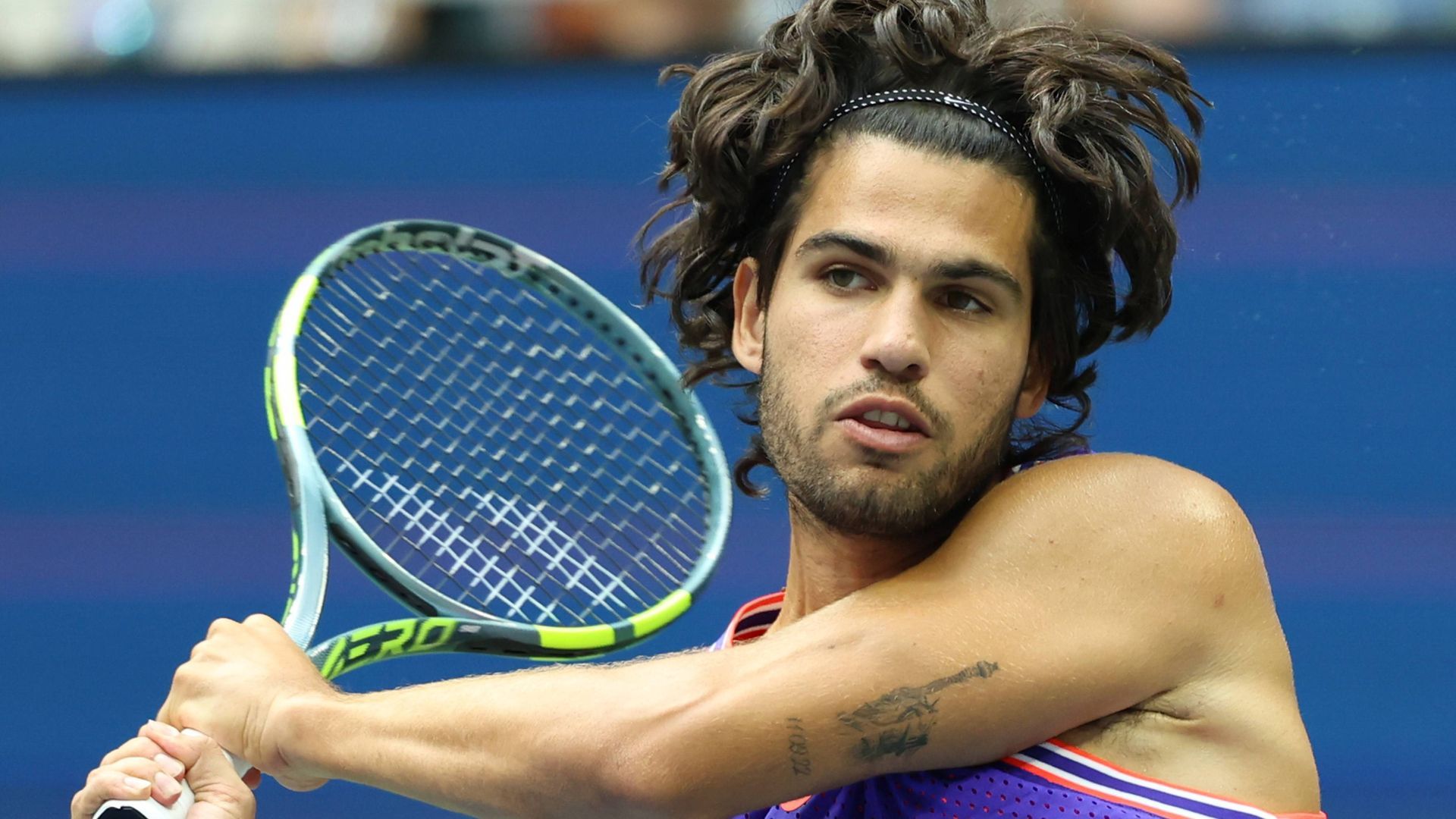 Carlos Alcaraz durante el partido de dobles mixtos con Serena Williams