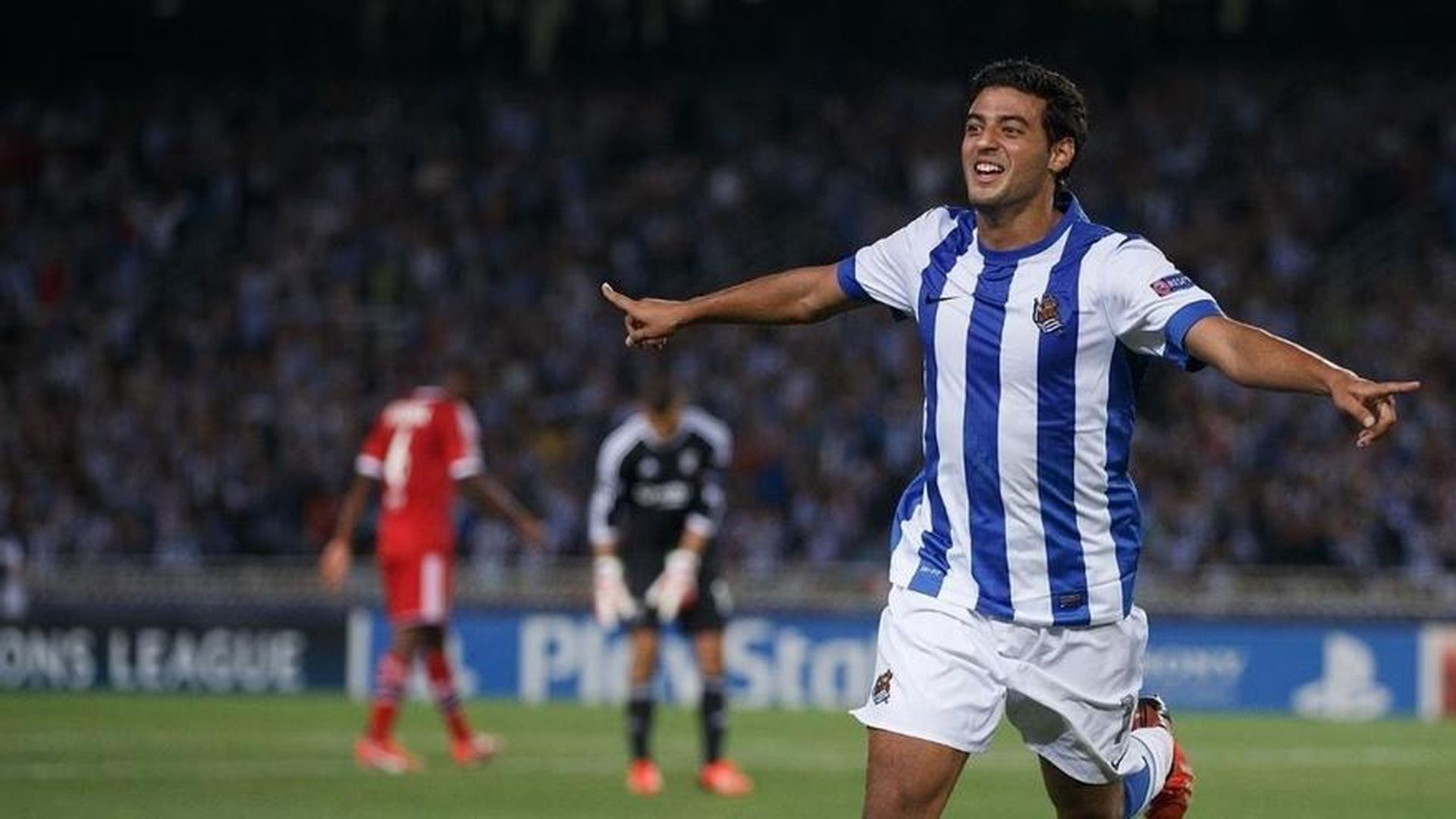 Carlos Vela celebra su gol en el Real Sociedad-Lyon de la Champions 13/14