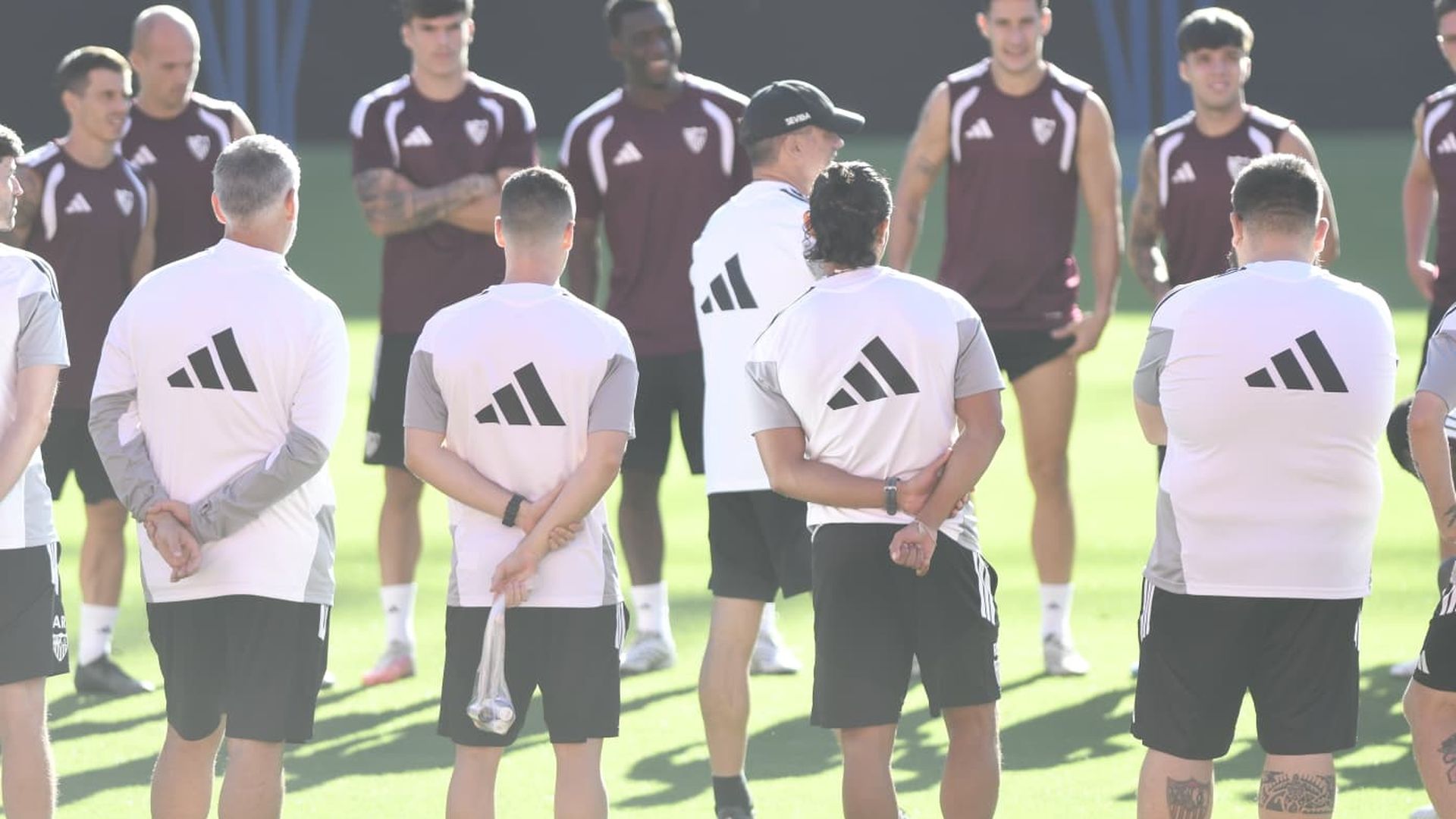 Charla de Luis García Plaza en el entrenamiento del Sevilla de este viernes