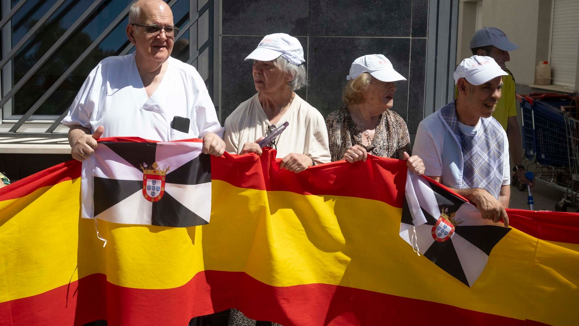 Cientos de ceutíes salen a las calles en una protesta pacífica contra la crisis migratoria Cientos de ceutíes salen a las calles en una protesta pacífica contra la crisis migratoria