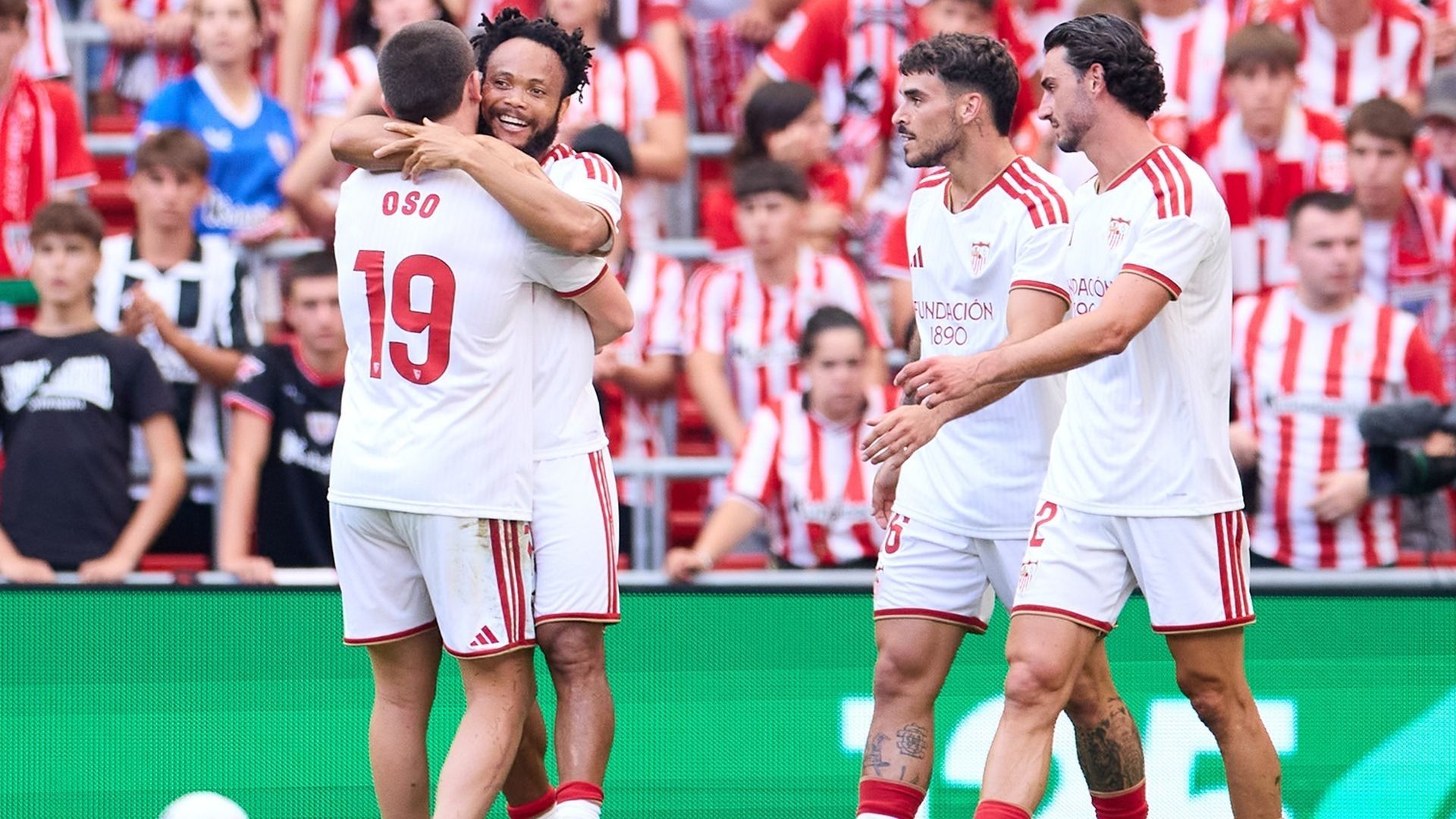 Ejuke y Oso celebran un gol en el Athletic-Sevilla