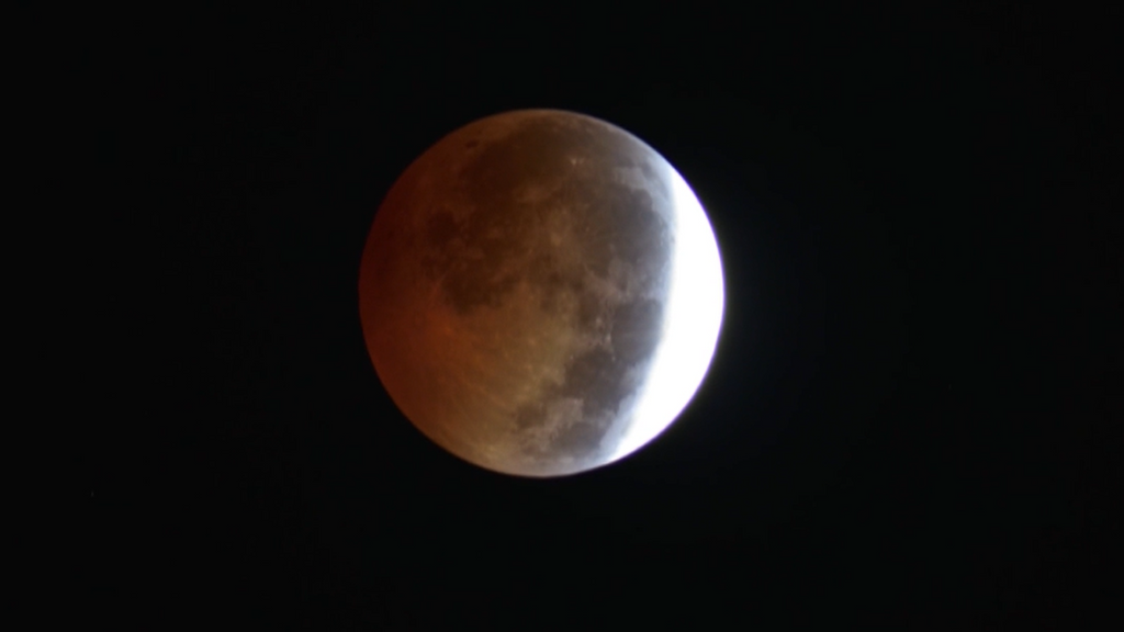 El eclipse parcial de Luna en España sorprende a numerosos ciudadanos