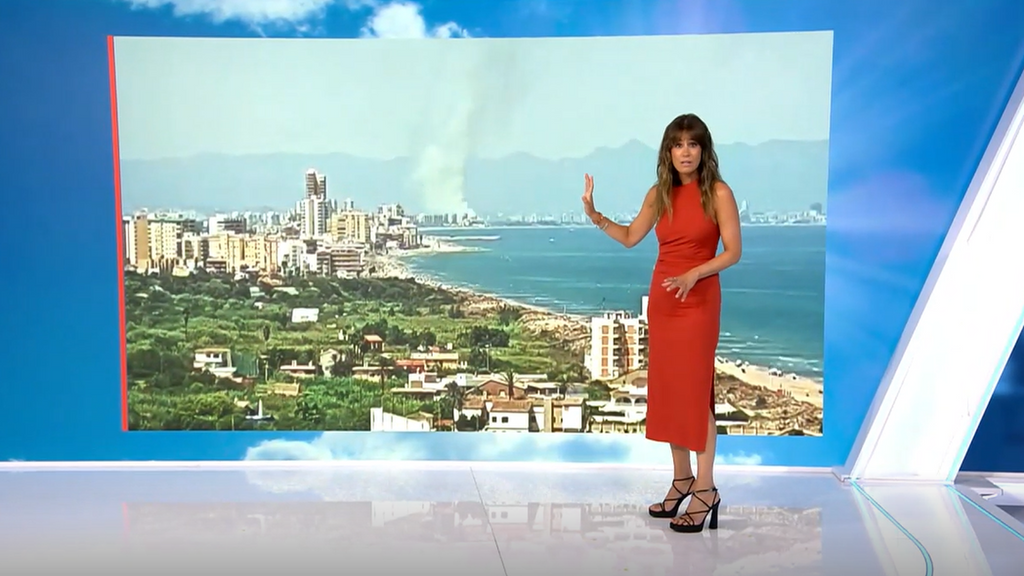 El momento en el que el cambio de dirección del viento aviva las llamas y propaga el humo del incendio de El Saler, en Valencia