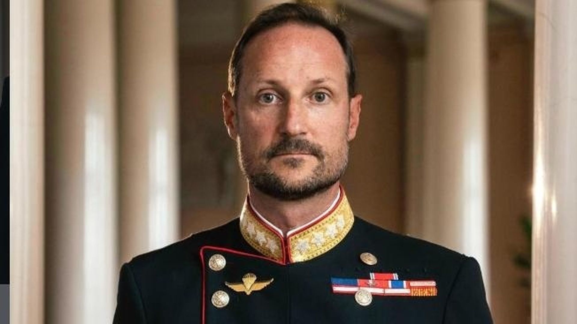 El primer retrato de Haakon VIII como Rey de Noruega