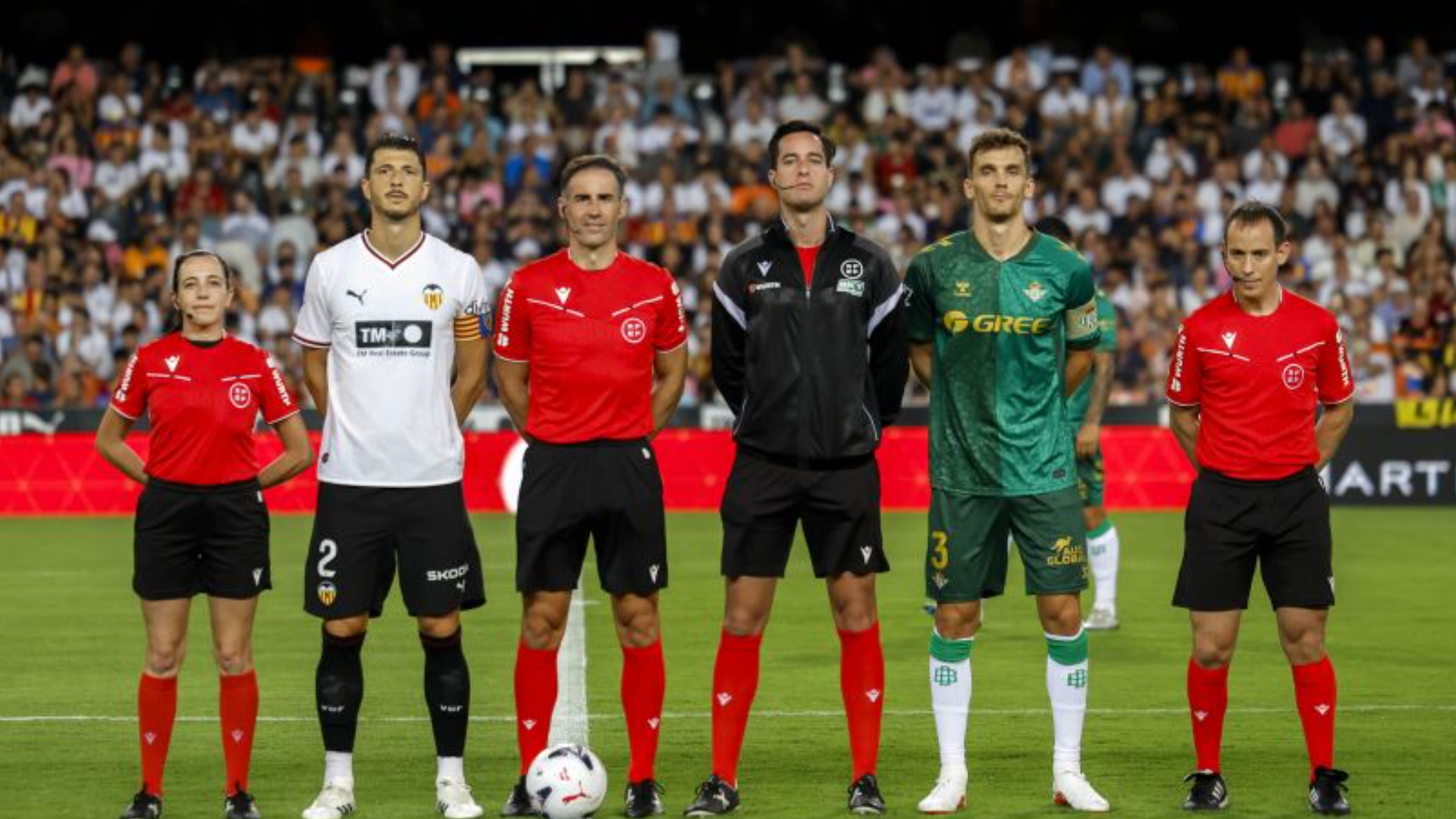 Guido con el árbitro ante el Betis en Mestalla