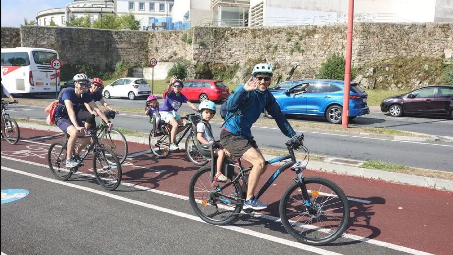 Imagen de archivo de un grupo de ciclistas por las calles de A Coruña Imagen de archivo de un grupo de ciclistas por las calles de A Coruña