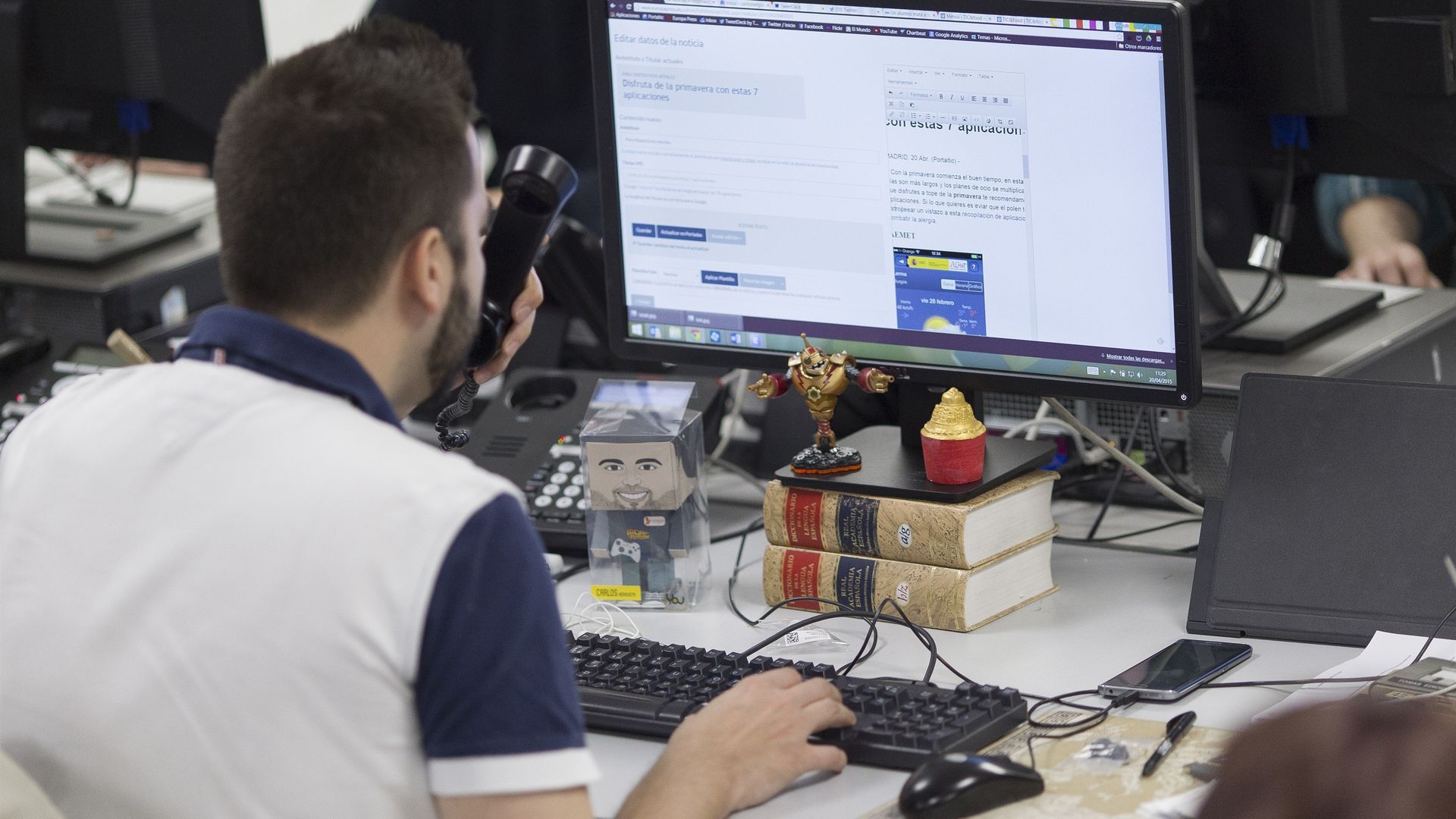 Imagen de archivo de un trabajador en la oficina Imagen de archivo de un trabajador en la oficina