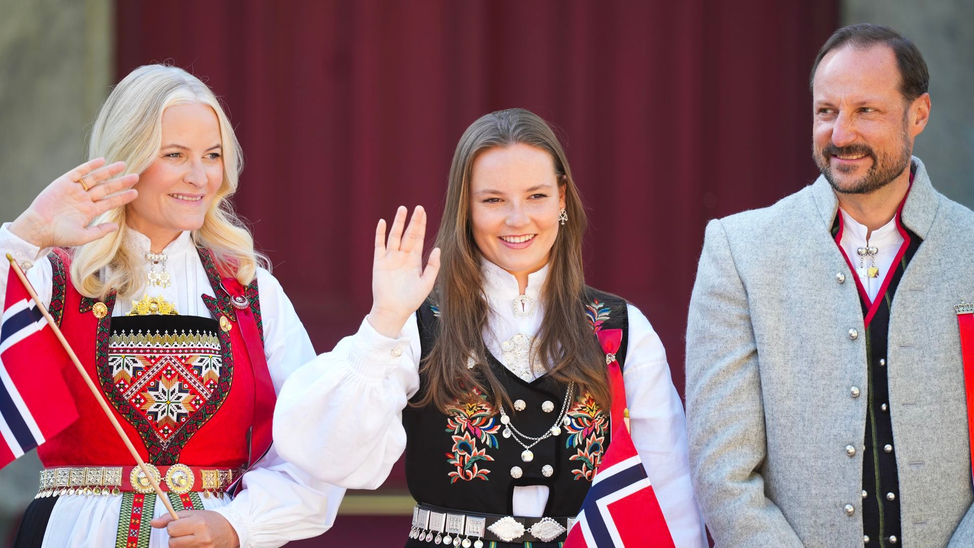 Ingrid de Noruega junto a sus padres
