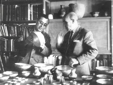 José María Soler y otro hombre con las piezas del tesoro tras hallarlo