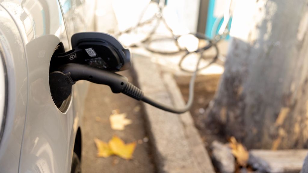 La gasolina disparada y los coches eléctricos sin suficientes puntos para cargarlos: “No encontramos y es un problema”