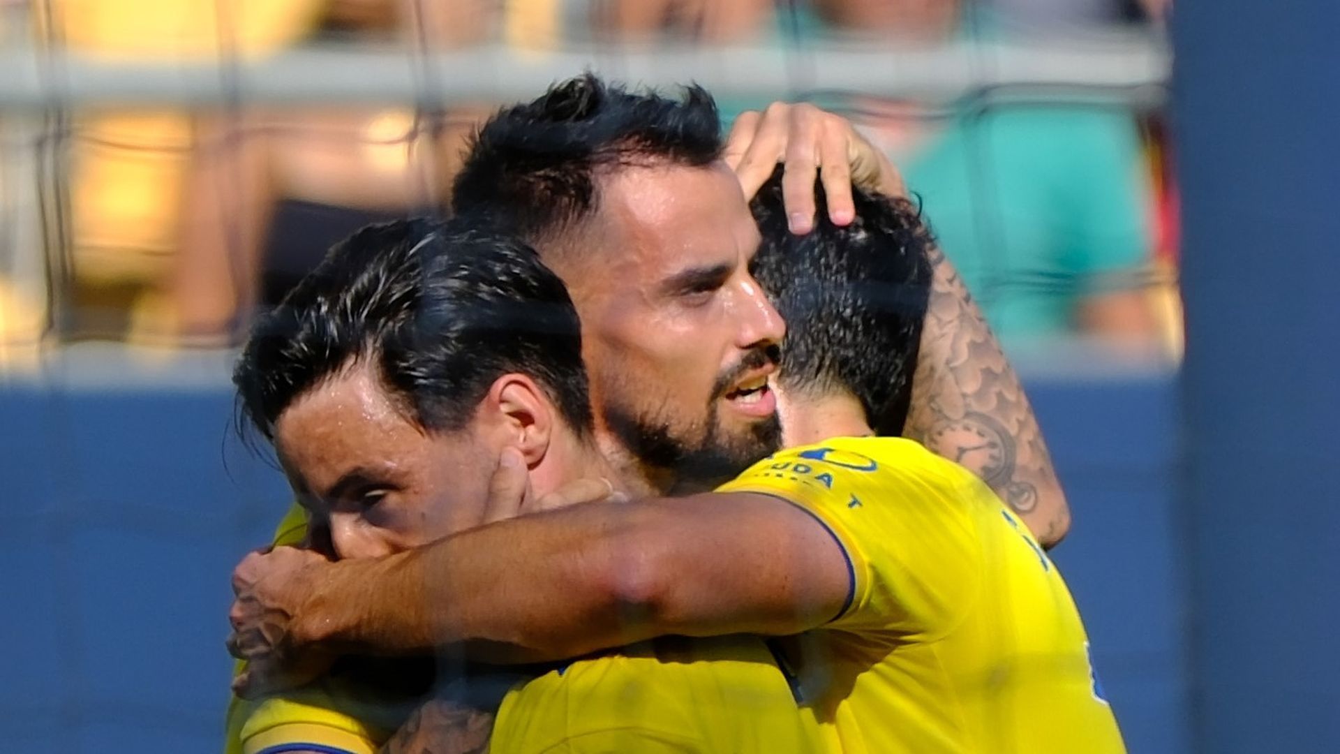 Los jugadores del Cádiz CF abrazan a Suso