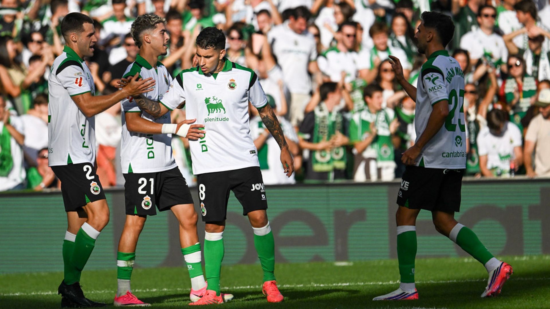 Los jugadores del Racing celebran un gol de Zabiri al Elche
