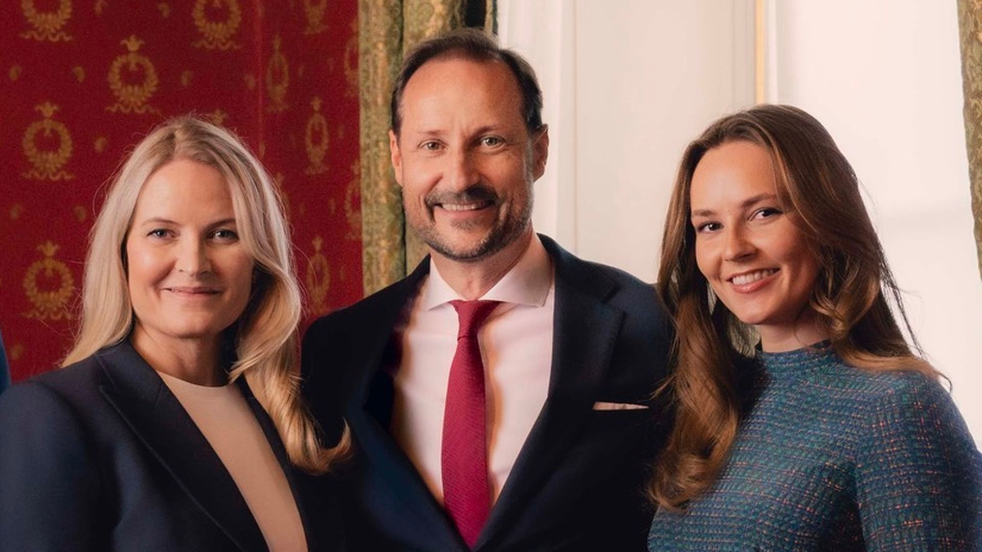 Los nuevos reyes de Noruega, Haakon y Mette-Marit, junto a su hija, la princesa heredera Ingrid