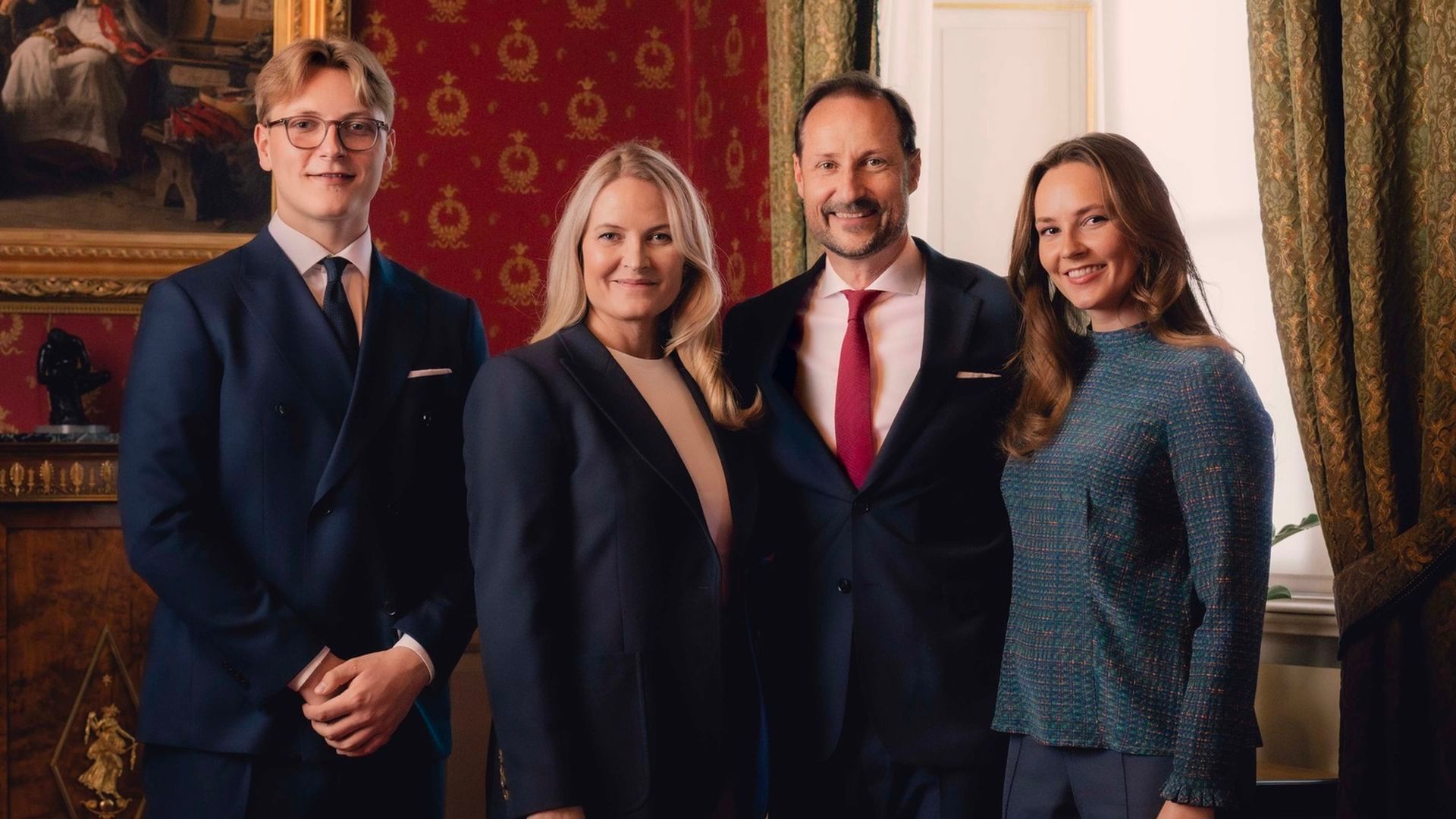 Los nuevos reyes de Noruega, Haakon y Mette-Marit, junto a sus hijos, la princesa heredera Ingrid y el príncipe Magnus