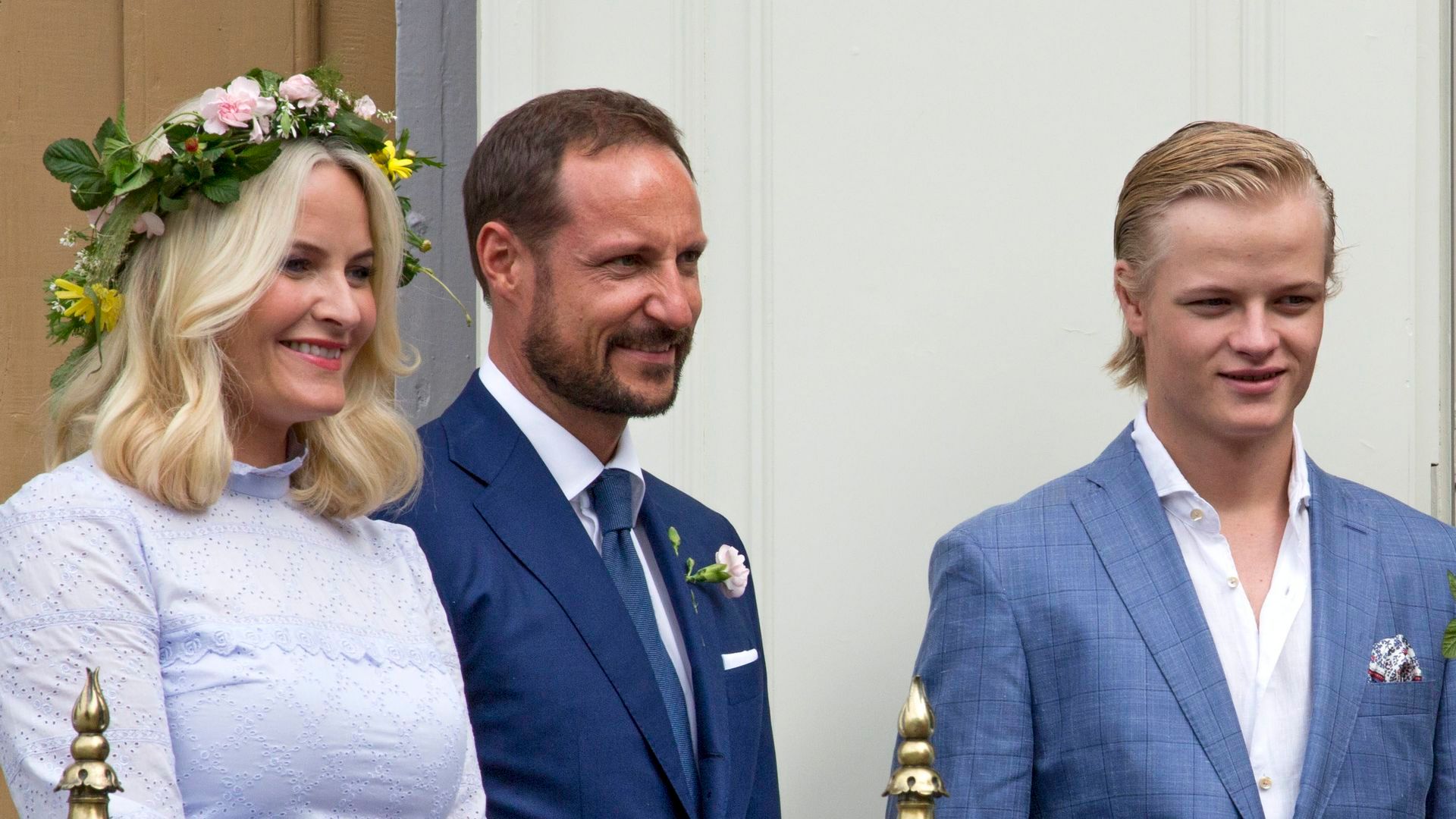 Los nuevos reyes Mette-Marit y Haakon de Noruega junto a Marius Borg en una imagen de archivo Los nuevos reyes Mette-Marit y Haakon de Noruega junto a Marius Borg en una imagen de archivo