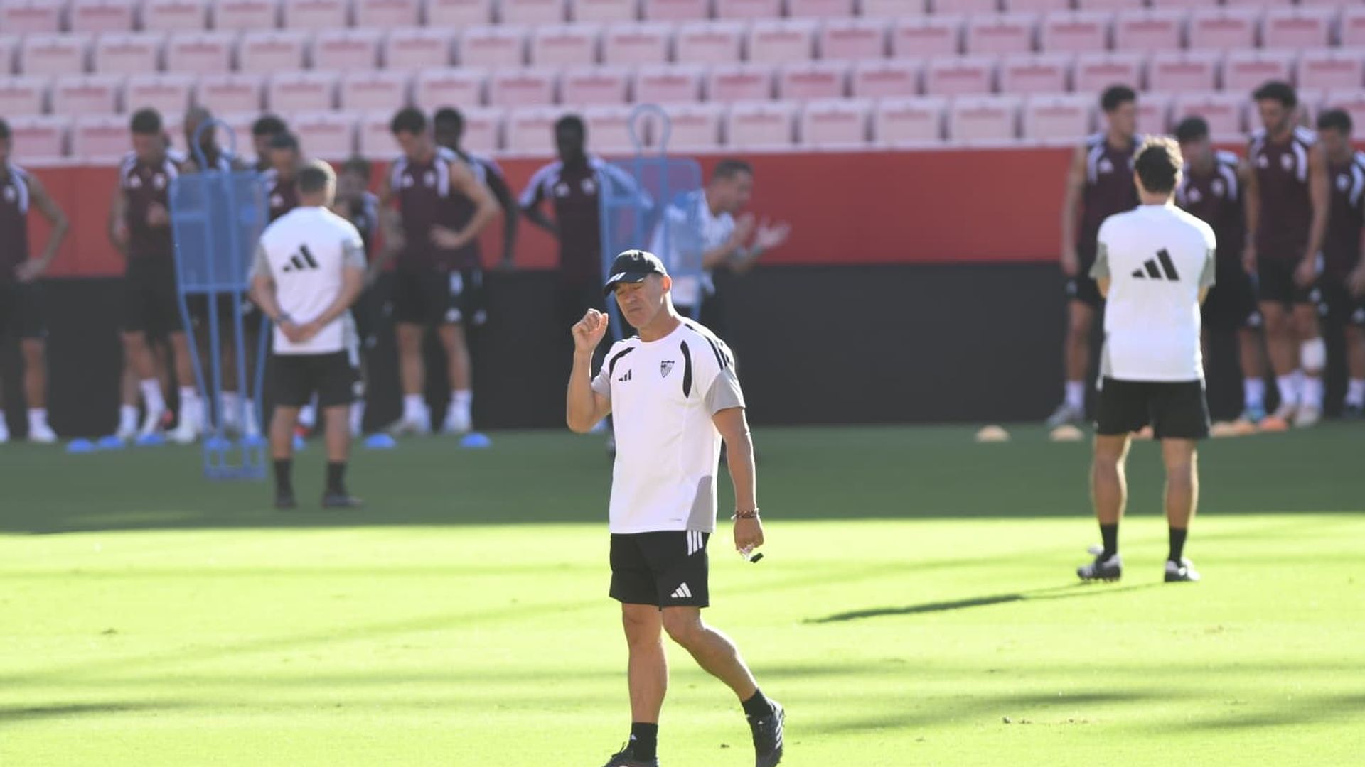 Luis García Plaza, en el entrenamiento del Sevilla de este viernes