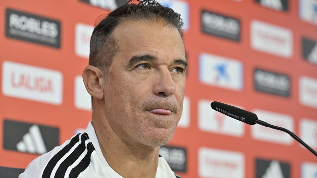 Luis García Plaza, en la rueda de prensa previa al Sevilla - Atlético de Madrid