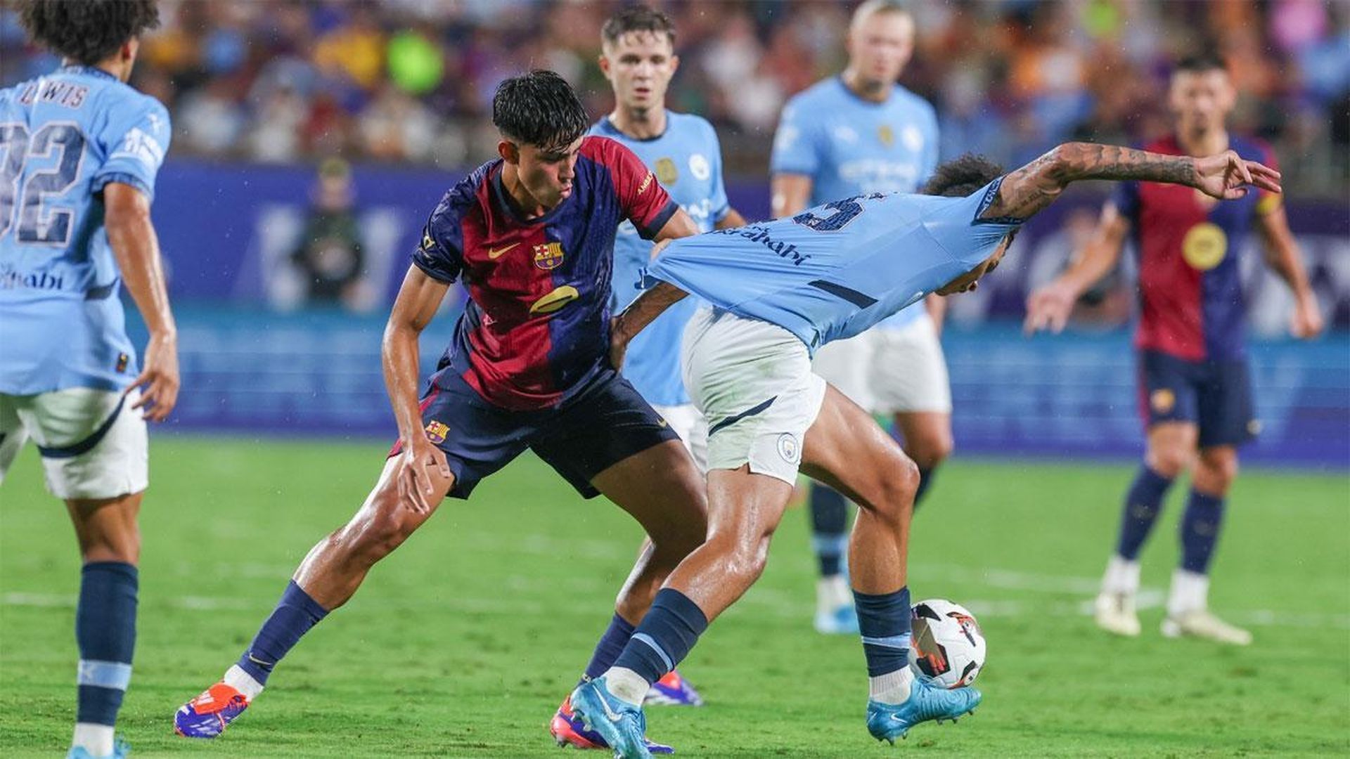 Marc Bernal pelea un balón en el último amistoso entre Barça y Manchester City