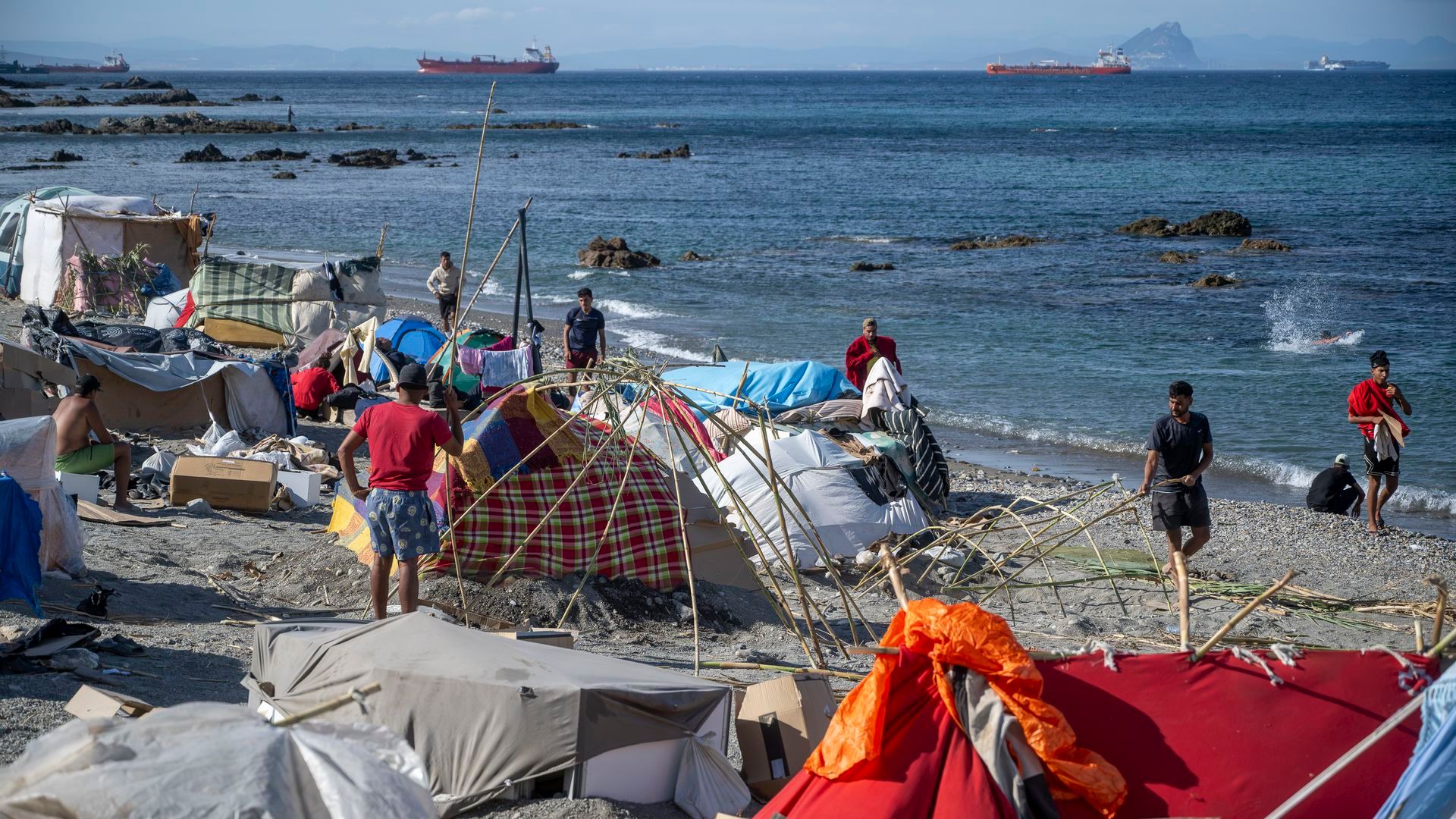 Migrantes en una playa de Ceuta Migrantes en una playa de Ceuta