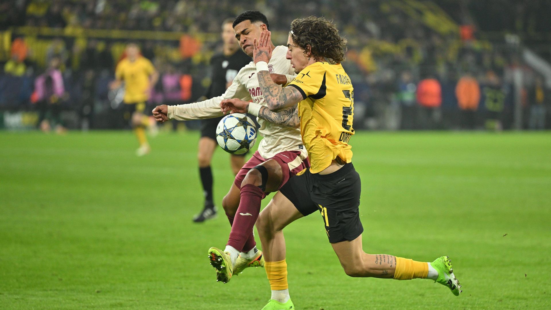 Mouriño y Fábio Silva pelean un balón en el último Dortmund-Villarreal
