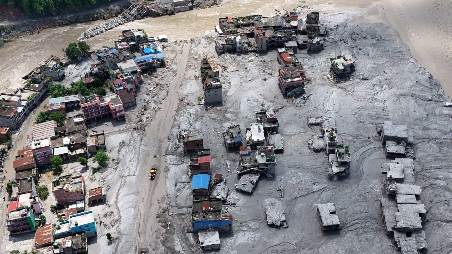Nepal eleva a 469 los muertos en la frontera con el Tíbet por la descomunal riada: aún hay cientos de desaparecidos Nepal eleva a 469 los muertos en la frontera con el Tíbet por la descomunal riada: aún hay cientos de desaparecidos