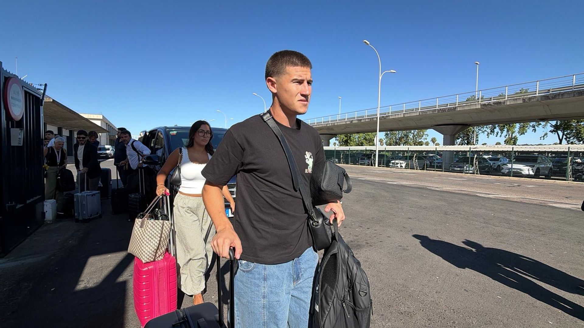 Oso, en el Aeropuerto de Sevilla antes de volar a Estrasburgo