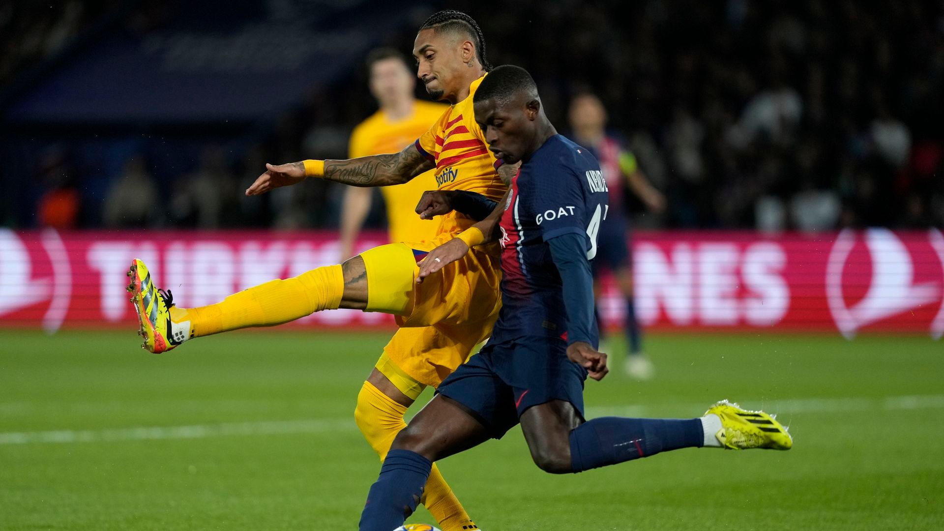 Raphinha y Nuno Mendes, en un PSG-Barcelona de Champions Raphinha y Nuno Mendes, en un PSG-Barcelona de Champions