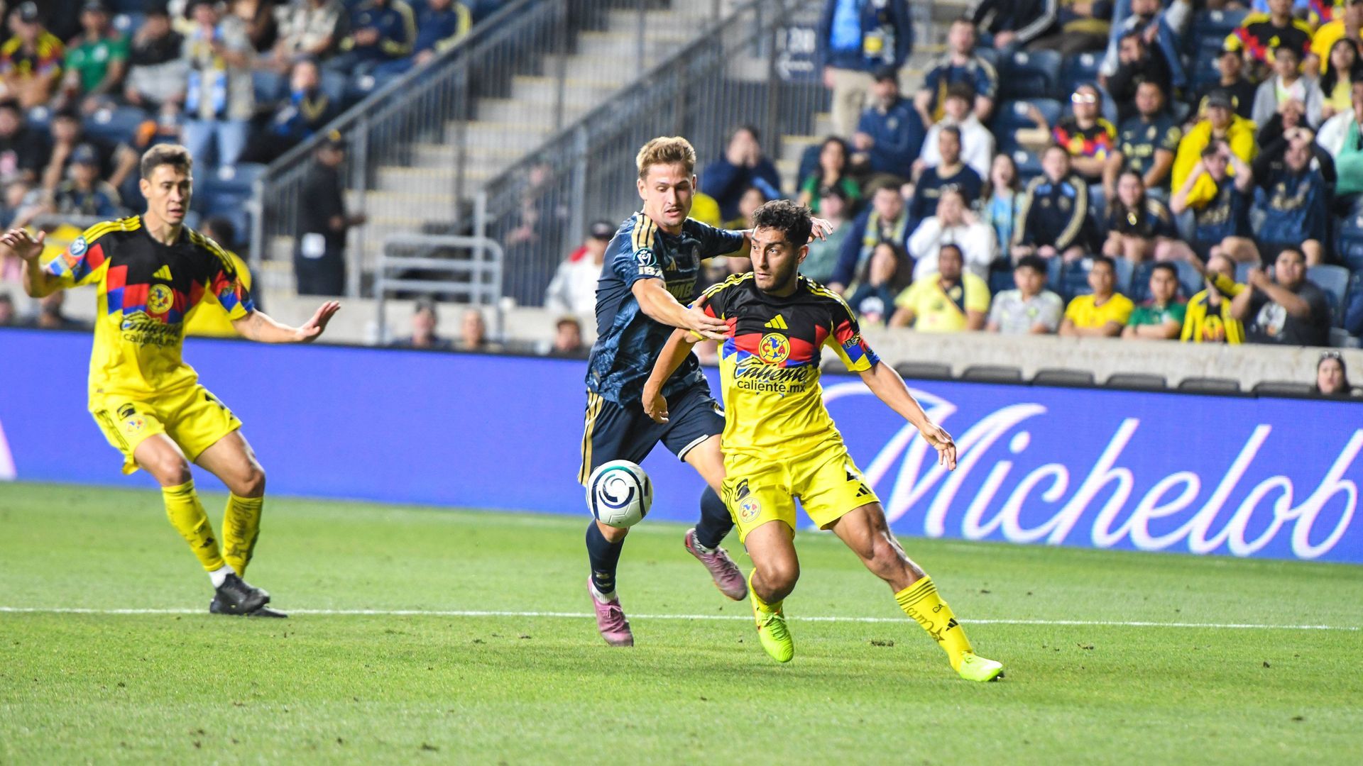 Sebastián Cáceres, durante un partido con Club América.